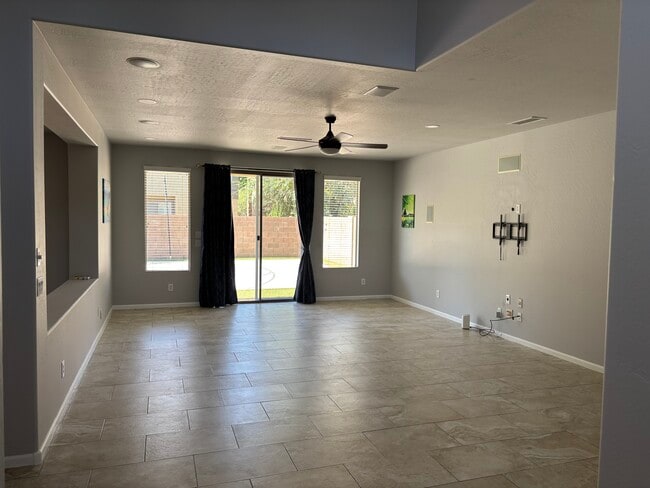 Building Photo - 461 W Flamingo Dr