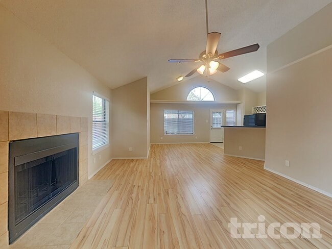 Building Photo - 2033 Feather Ln