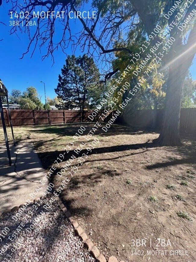 Building Photo - 1402 Moffat Cir