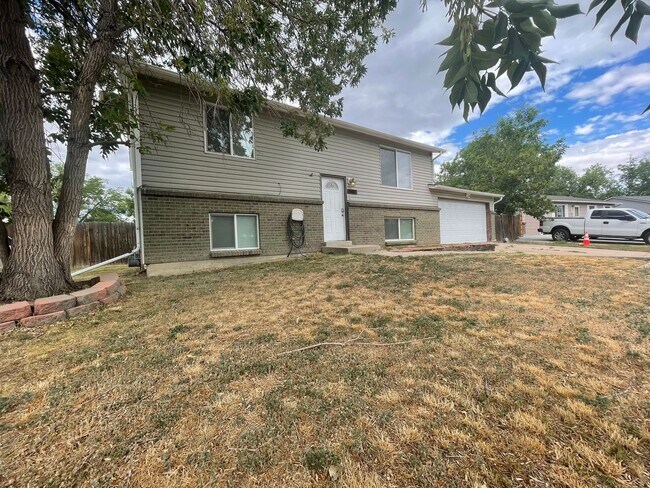 Foto del edificio - 4 bedroom home with large backyard!