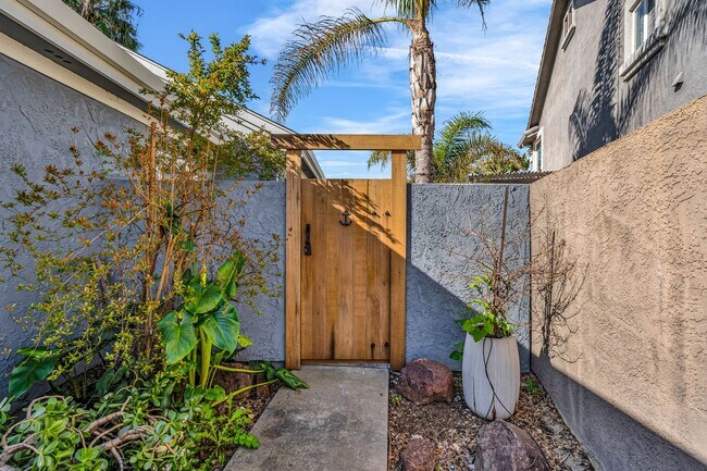 Foto del edificio - INCREDIBLE LOCATION... END OF CUL DE SAC WITH OVER 100 FEET ON WATER... MARVELOUS DOCK AND DECK W...