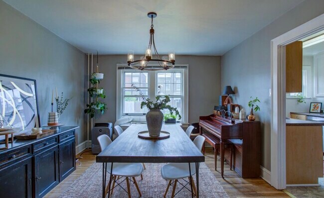 Building Photo - 555 Burrowes Ave
