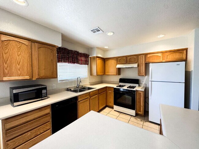 Building Photo - "Well-Kept 3 Bedroom 2 bathroom Villa Chap...