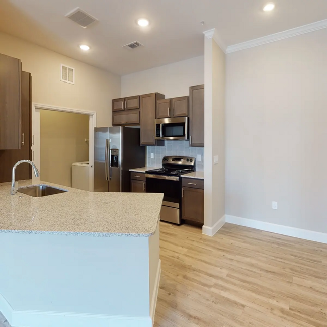Building Photo - 2204 Plantation Dr