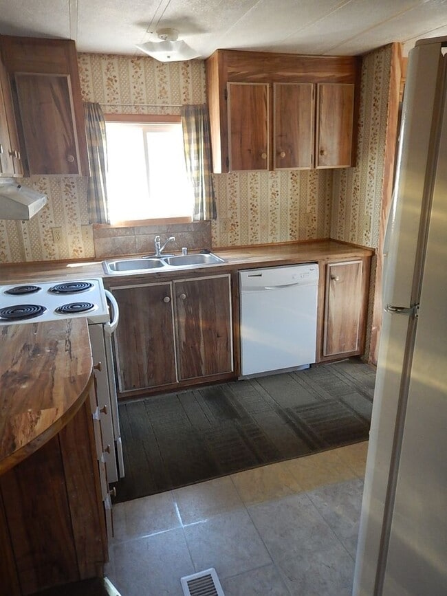 Building Photo - 2 Bedroom Manufactured on South End of Prineville, Close to Hospital - Available Mid May!