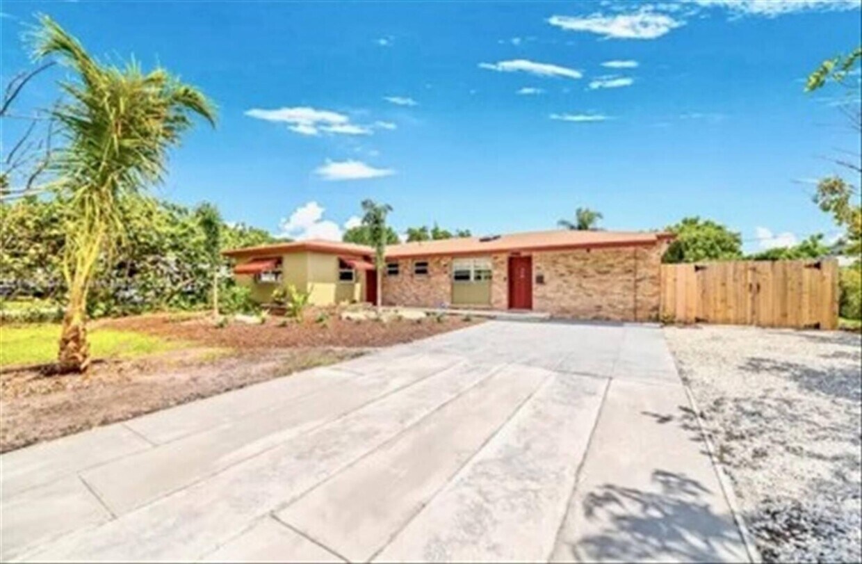 Primary Photo - 440 Australian Cir