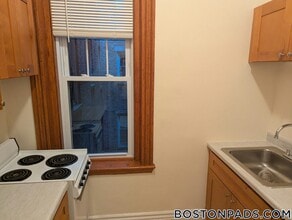 Building Photo - 27 Park Dr