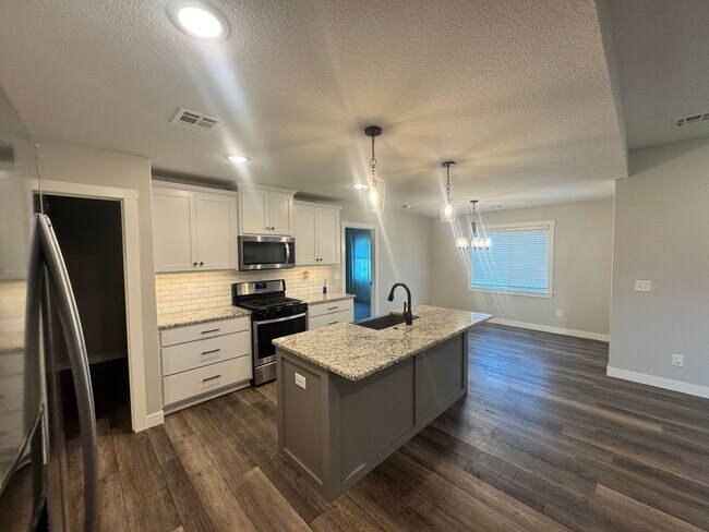 Foto del edificio - Modern 3 Bed 2 Bath Home in East MHK!