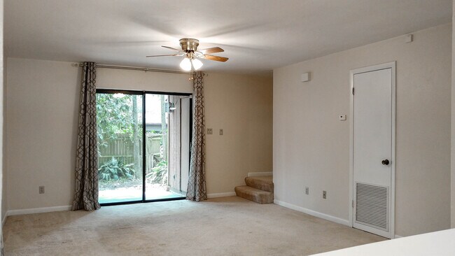 Foto del edificio - Charming 2BR/2.5BA End Unit Townhome with Fenced Backyard in Greenleaf – Pets Welcome!