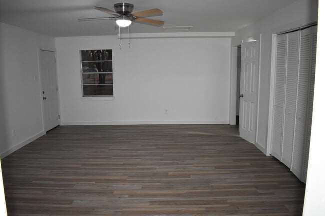 Building Photo - 108 E Kirby