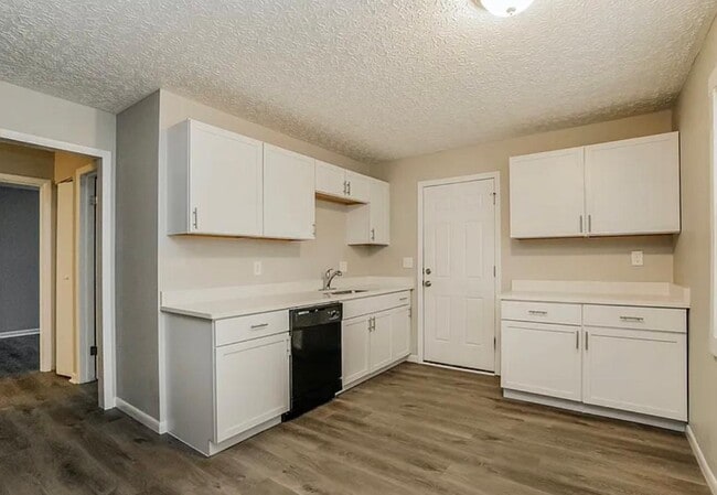 Building Photo - 2084 Belcher Dr