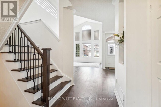 Photo du bâtiment - 1349 Sagewood Crescent
