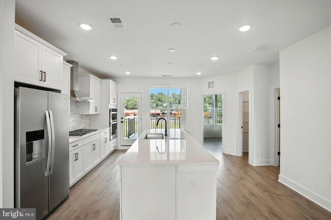 Building Photo - 10834 Cedar Ave