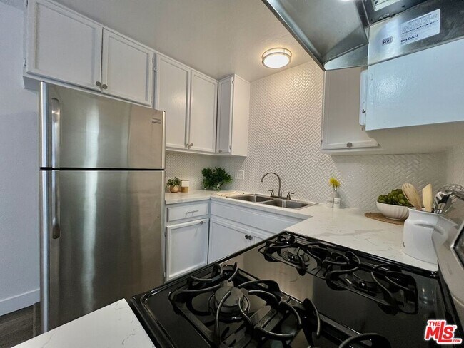 Foto del edificio - 6021 Carlton Way