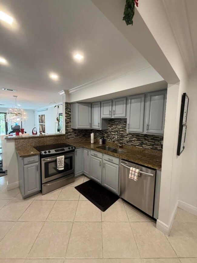Building Photo - 12394 Westhampton Cir