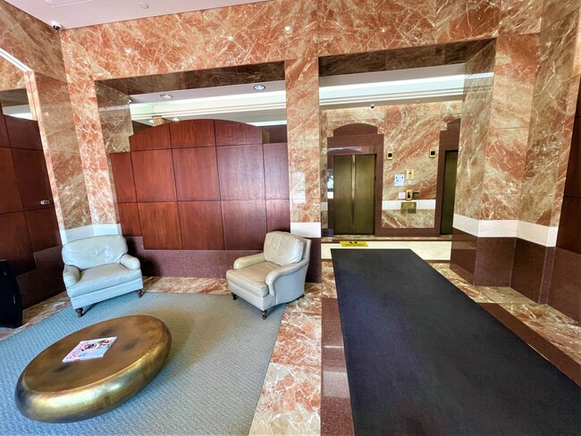 Foto del edificio - Large 2 Bedroom/1 Bath WITH PARKING