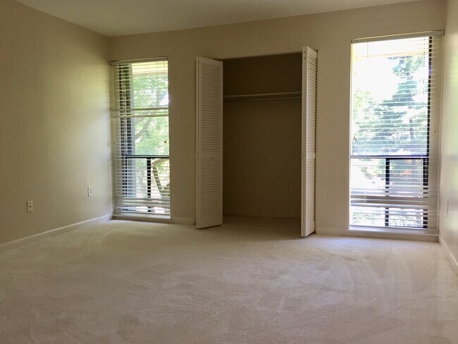 Foto del edificio - An Efficiency Apartment on the Third Floor...