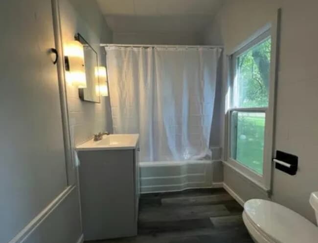 Building Photo - 407 Main Ave