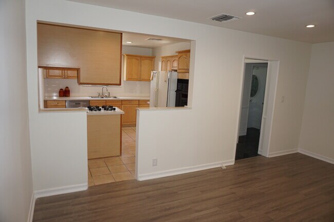 Foto del edificio - 7633 Enfield Ave