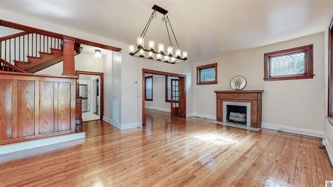 Foto del edificio - AVAILABLE NOW!  Beautiful Historic Home Fo...