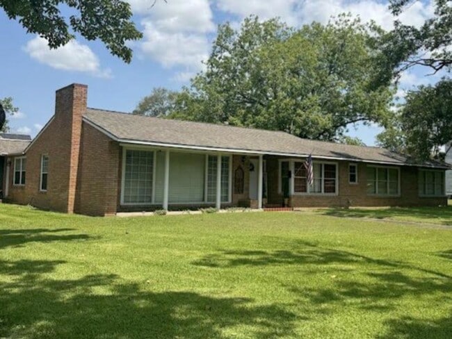 Building Photo - 3 Bedrom 2 bath with a 1 car garage