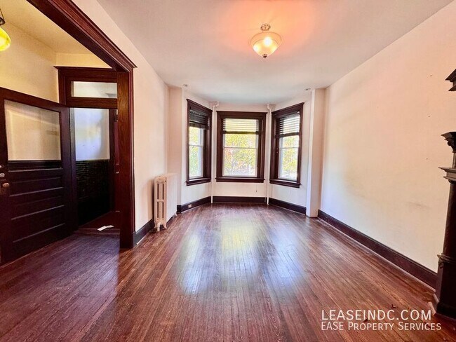 Foto del edificio - 128 Adams St NW