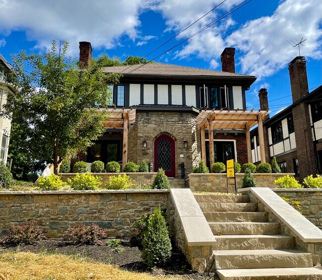 Beautiful remodeled building 2 blocks from Hyde Park Square - 3514 Mooney Ave