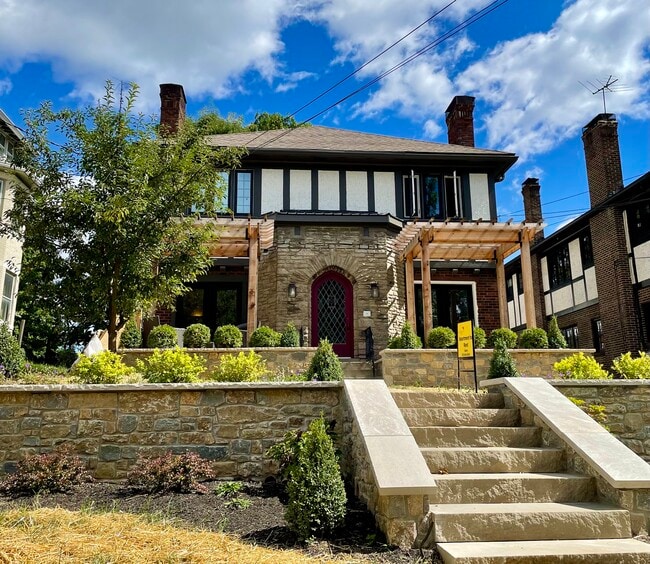 Beautiful remodeled building 2 blocks from Hyde Park Square - 3514 Mooney Ave