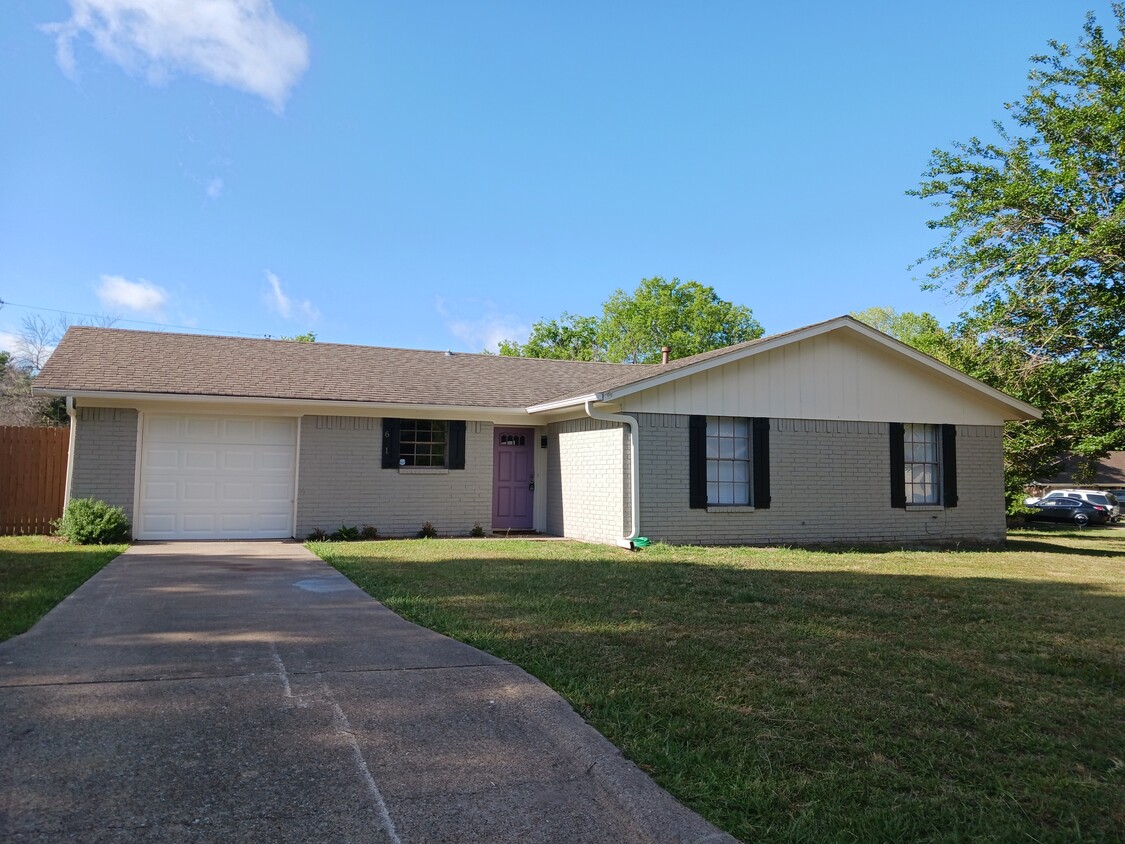 Great house for lease! - 601 Oakridge Cir