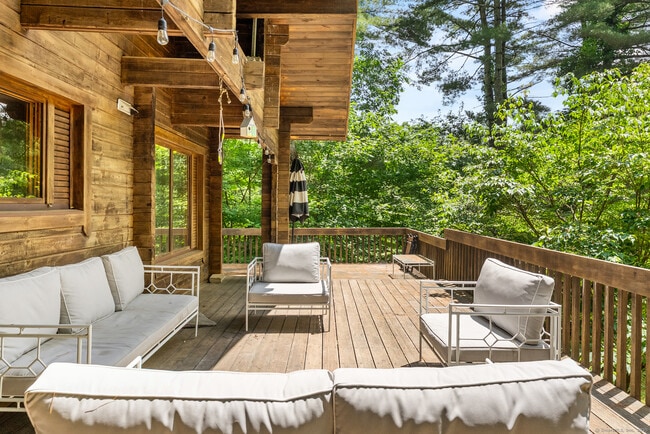 Foto del edificio - 281 Nettleton Hollow Rd