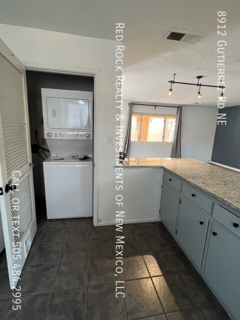 Building Photo - 3 bedroom home on East Side of ABQ!