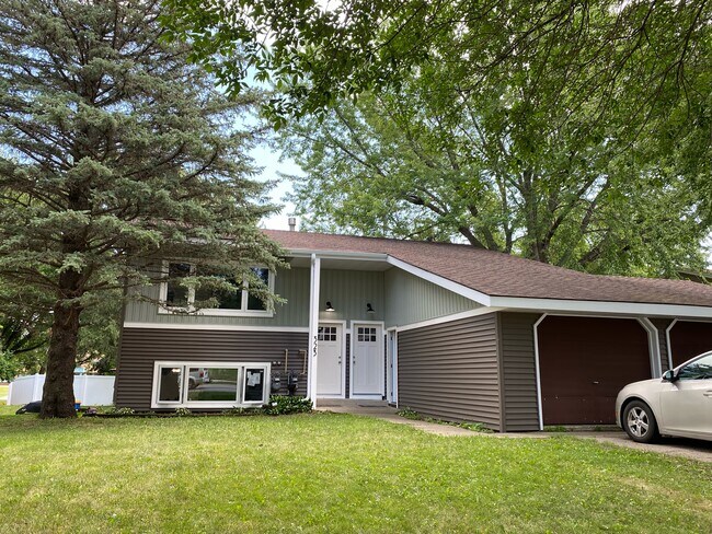 Foto del edificio - 323 Allan Ave