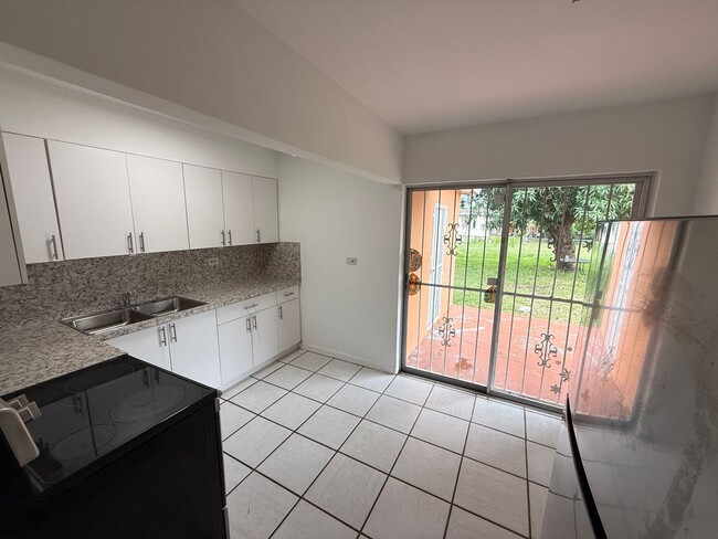 Foto del edificio - SPACIOUS 2 BD 1 BATH UNIT WITH LARGE BACKYARD