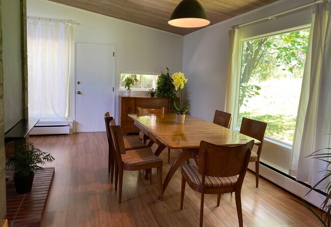 El comedor tiene vistas al patio trasero. - 983 Cayuga Heights Rd