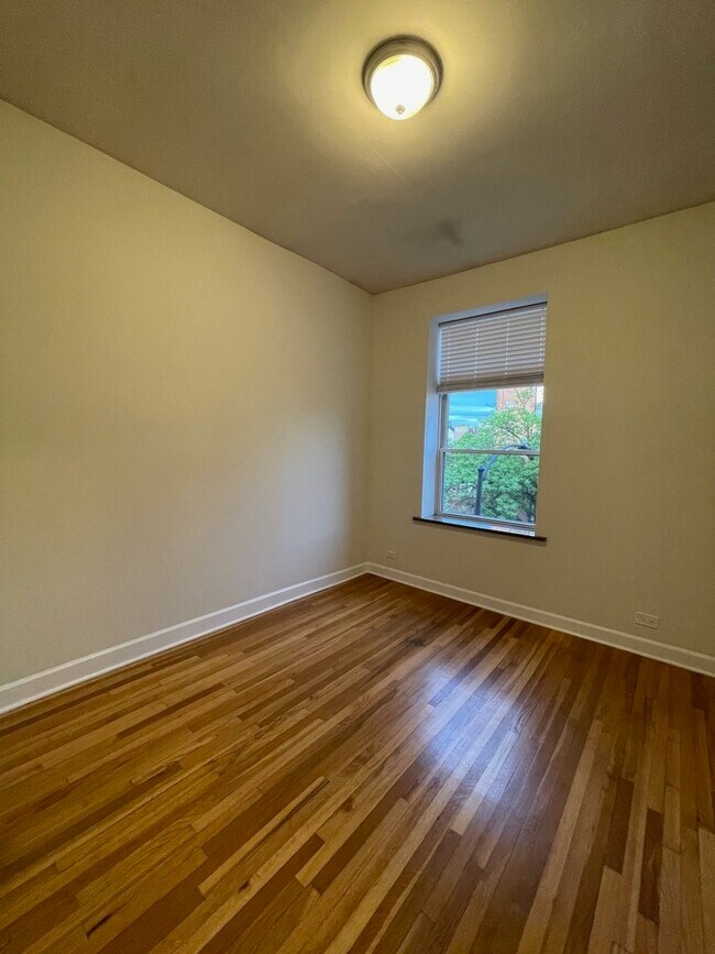 Foto del edificio - 908 N Damen Ave
