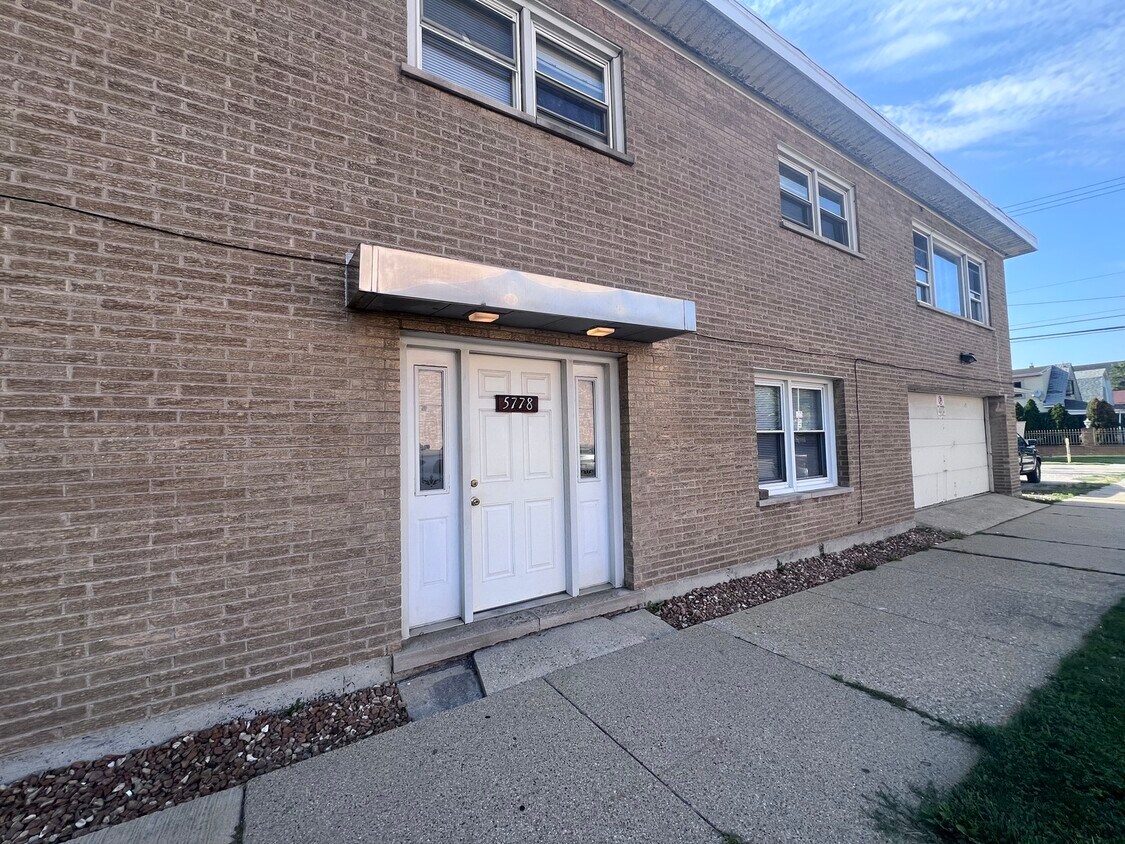 Foto principal - 5778 S Archer Ave