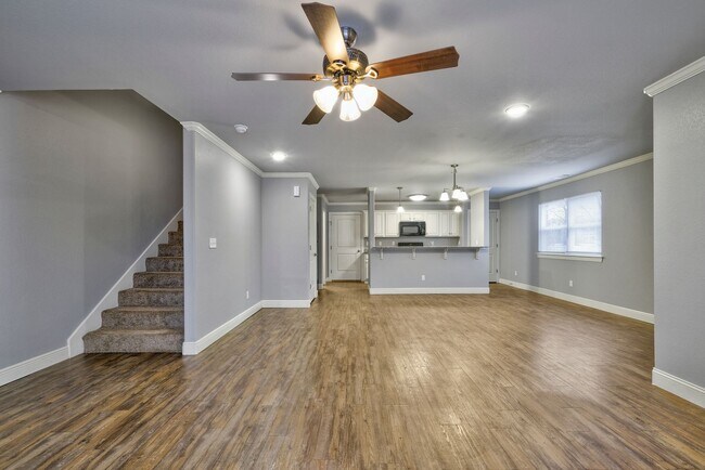 Building Photo - Beautiful 3 bed / 2.5 bath duplex with two car garage - Minutes from U of A!