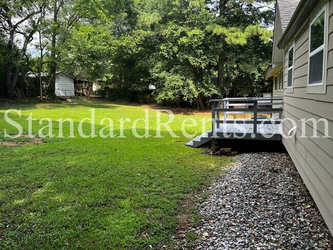 Building Photo - Ranch with Large Yard!
