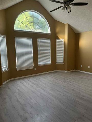 Foto del edificio - 8801 Creekside Dr