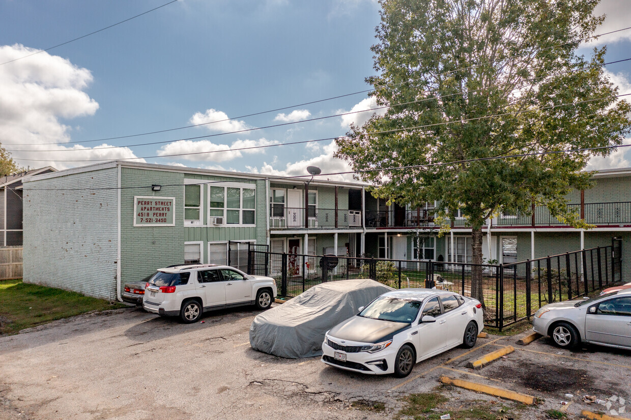 Primary Photo - Perry Street Apartments