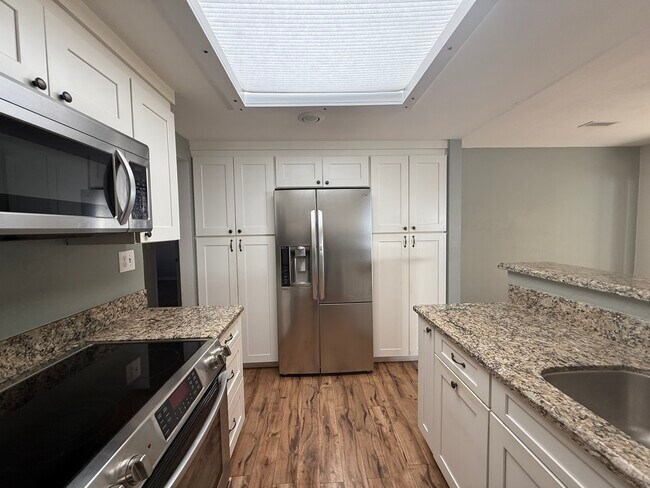 Building Photo - 1886 Fairway Park