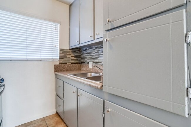 Building Photo - 2425 S Ridgeley Dr