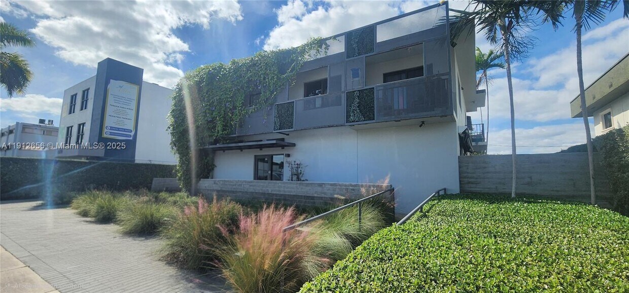 Foto principal - 1960 SW 27th Ave