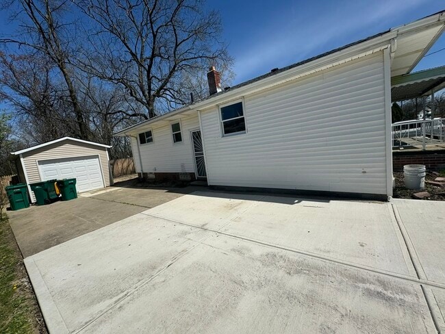 Building Photo - 16341 Home Ave