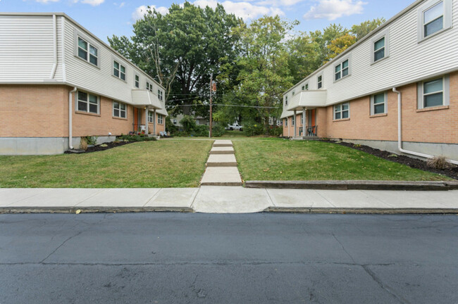 Building Photo - 1411 W Maple Ave