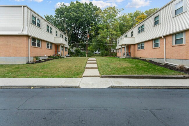 Building Photo - 1411 W Maple Ave