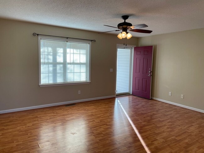 Building Photo - 3 bed 2 bath home