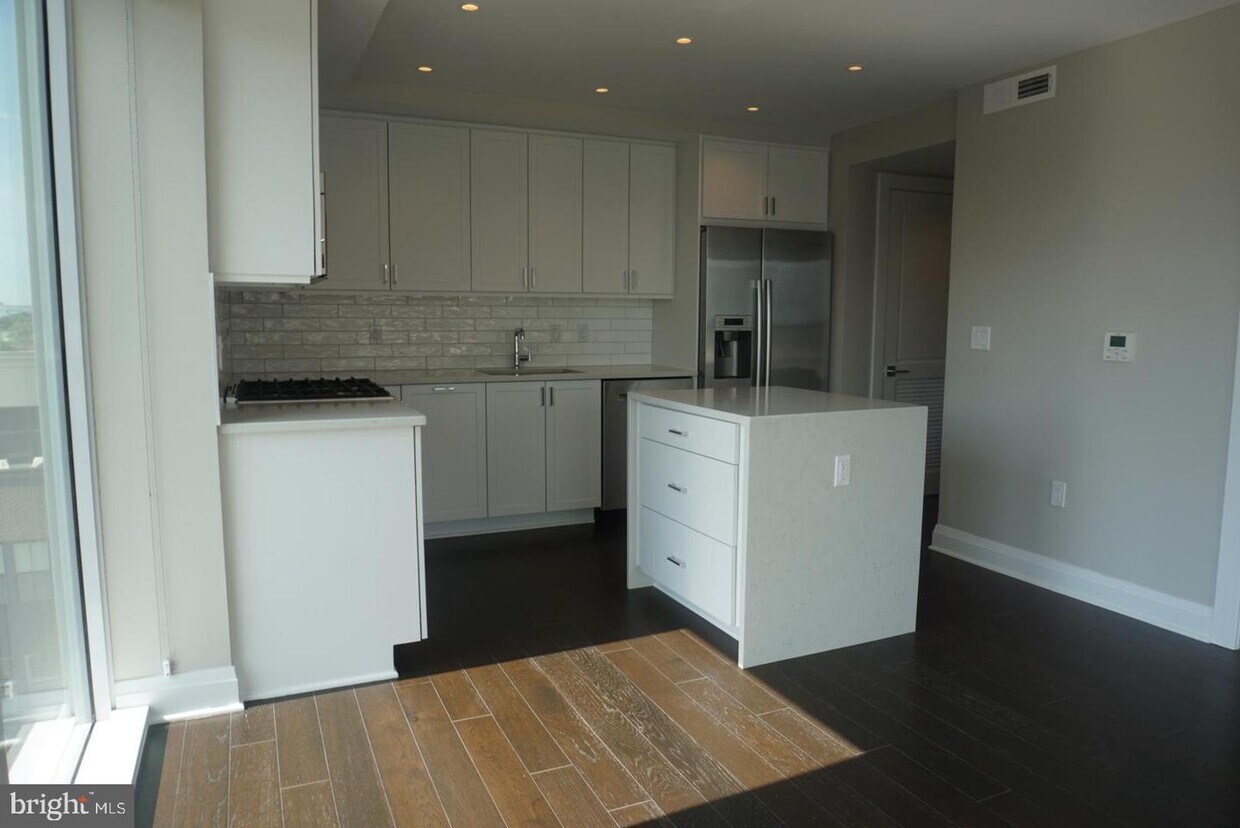 Primary Photo - 925 N Fairfax St