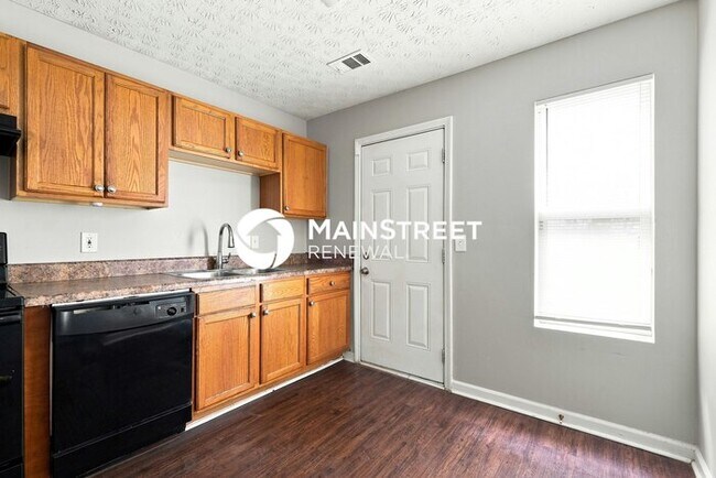 Foto del edificio - 3 Bedroom Pet-Friendly Home in Ellenwood, GA with Main Street Renewal