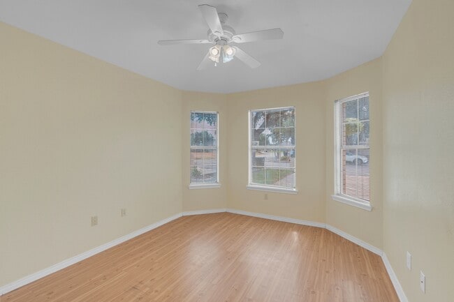 Building Photo - 1906 Lake View Dr
